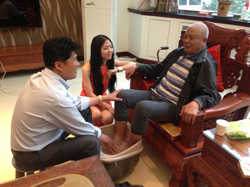 贺阳教育组织万名师生在节假日为父母洗脚赢得社会赞誉
