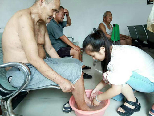贺阳教育组织万名师生在节假日为父母洗脚赢得社会赞誉