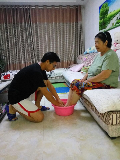 贺阳教育组织万名师生在节假日为父母洗脚赢得社会赞誉
