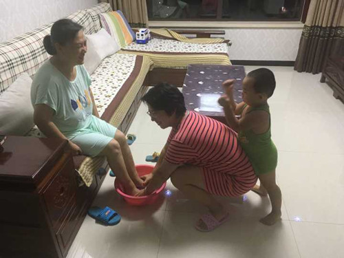 贺阳教育组织万名师生在节假日为父母洗脚受到媒体关注