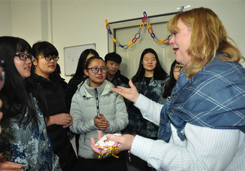长城学院美籍教师庆生感动泪流满面