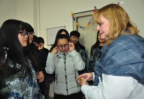 长城学院美籍教师庆生感动泪流满面