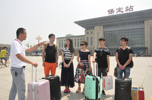 中国地质大学长城学院教师自驾车送毕业生离校