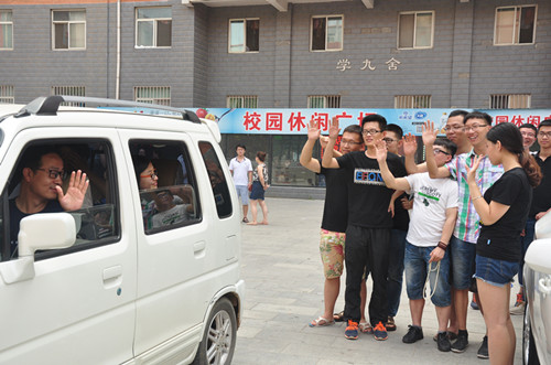 中国地质大学长城学院教师自驾车送毕业生离校