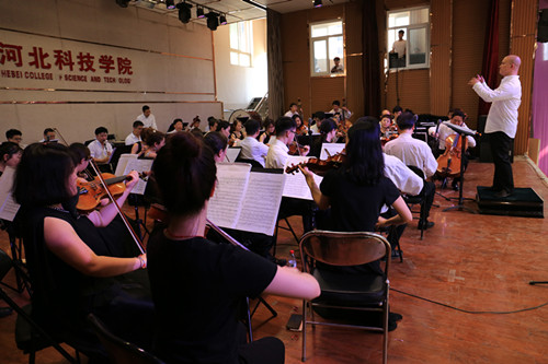 高雅艺术交响乐音乐会走进保定贺阳教育集团两院校