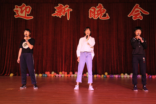 保定贺阳衡水一中高级中学学生自编自导自演迎新晚会展示才艺