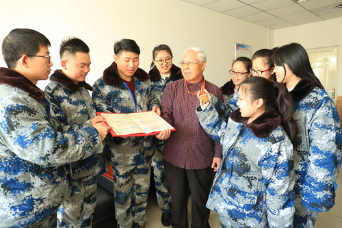 长城学院边庆年教授荣获中国老科技协会奖,陈至立签发证书,臧胜业为其颁发证书奖牌