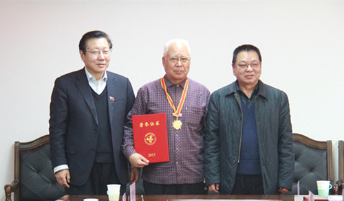 长城学院边庆年教授荣获中国老科技协会奖,陈至立签发证书,臧胜业为其颁发证书奖牌