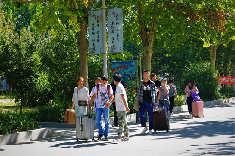 新学期：河北科技学院保定校区迎新结束军训工作拉开序幕