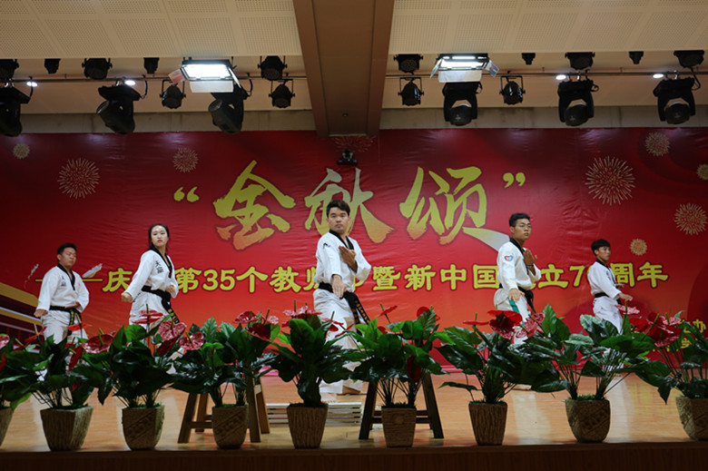保定贺阳教育集团两高校举行“金秋颂”庆祝教师节联欢会