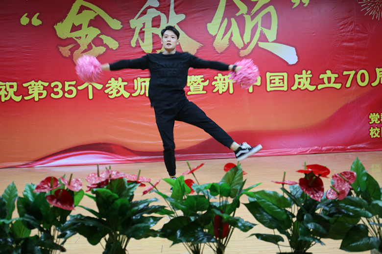 保定贺阳教育集团两高校举行“金秋颂”庆祝教师节联欢会