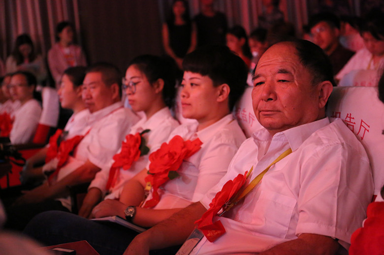 保定贺阳教育集团两高校举行“金秋颂”庆祝教师节联欢会