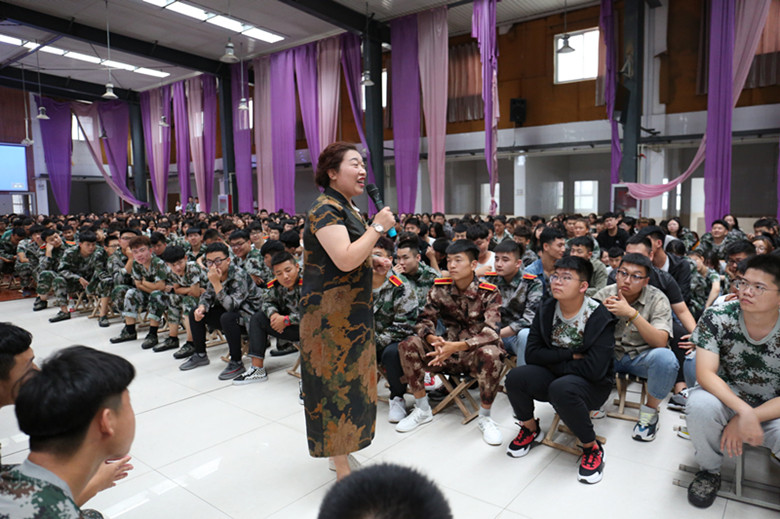 于雪竹教授应邀到河北科技学院为本科新生作心理健康教育专题讲座