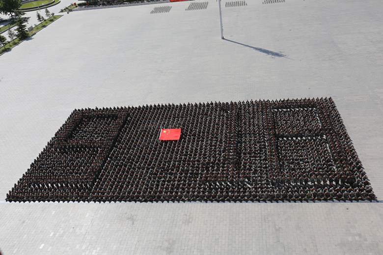 河北科技学院19级本科新生2000余人开展“九一八”88周年纪念活动，高喊：祖国万岁！