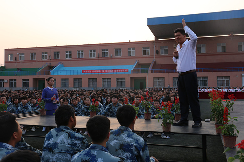 周虎震教授为万名新生作励志报告备受欢迎