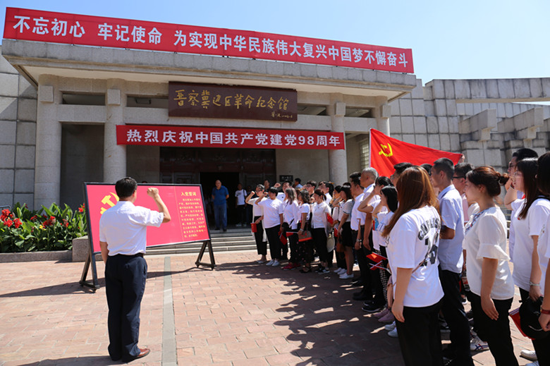 致敬党旗：保定贺阳教育集团回顾历年实践教育活动重温入党誓词