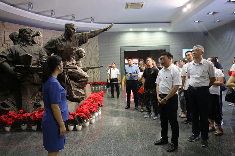 致敬党旗：保定贺阳教育集团回顾历年实践教育活动重温入党誓词