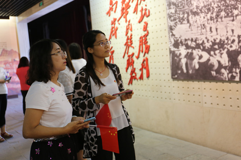 致敬党旗：保定贺阳教育集团回顾历年实践教育活动重温入党誓词