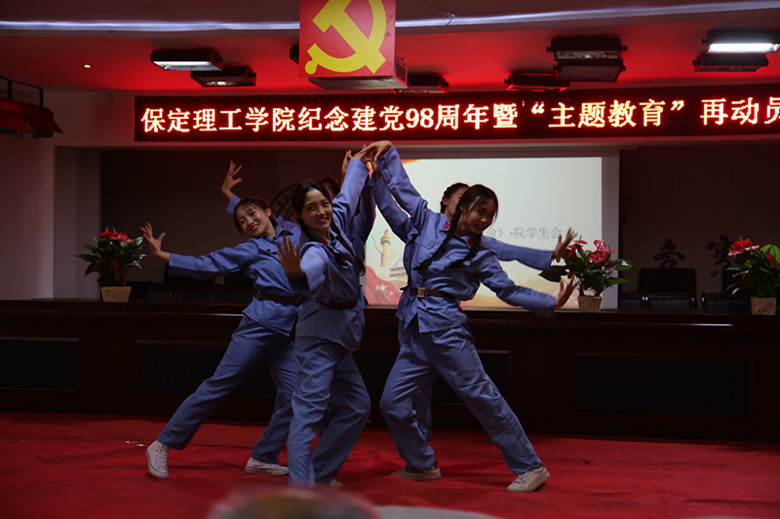 致敬党旗：保定贺阳教育集团回顾历年实践教育活动重温入党誓词