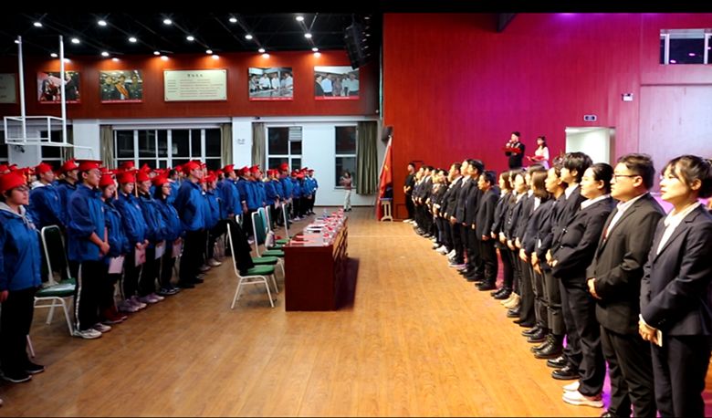 保定贺阳衡水一中高级中学举行成人礼暨高考倒计时誓师大会