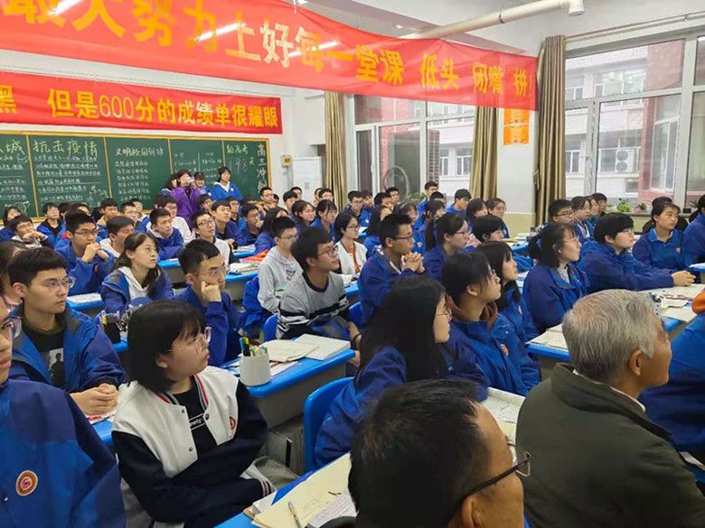 西安交通大学教授走进保定贺阳衡水一中高级中学作宣讲