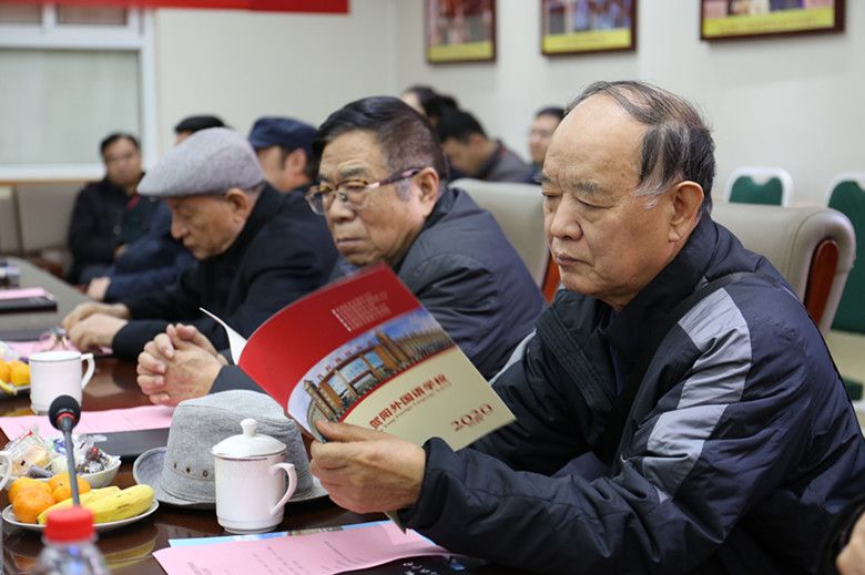 贺阳教育集团召开座谈会征求保定市部分老领导意见