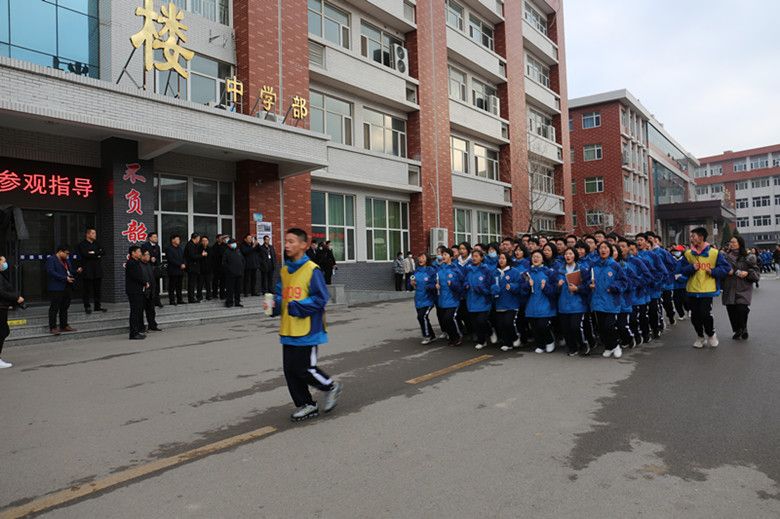 贺阳教育集团召开座谈会征求保定市部分老领导意见