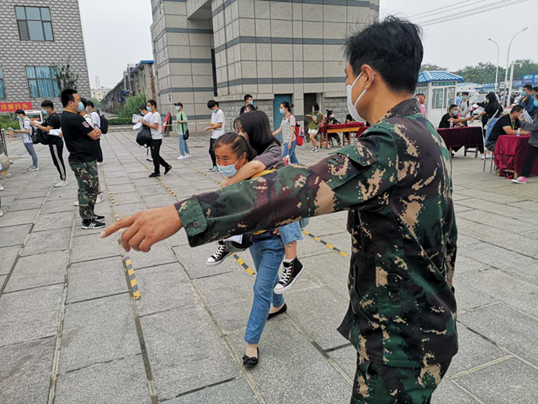 点赞:河北科技学院四辅导员接力将残疾女生背到考场
