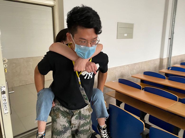 点赞:河北科技学院四辅导员接力将残疾女生背到考场