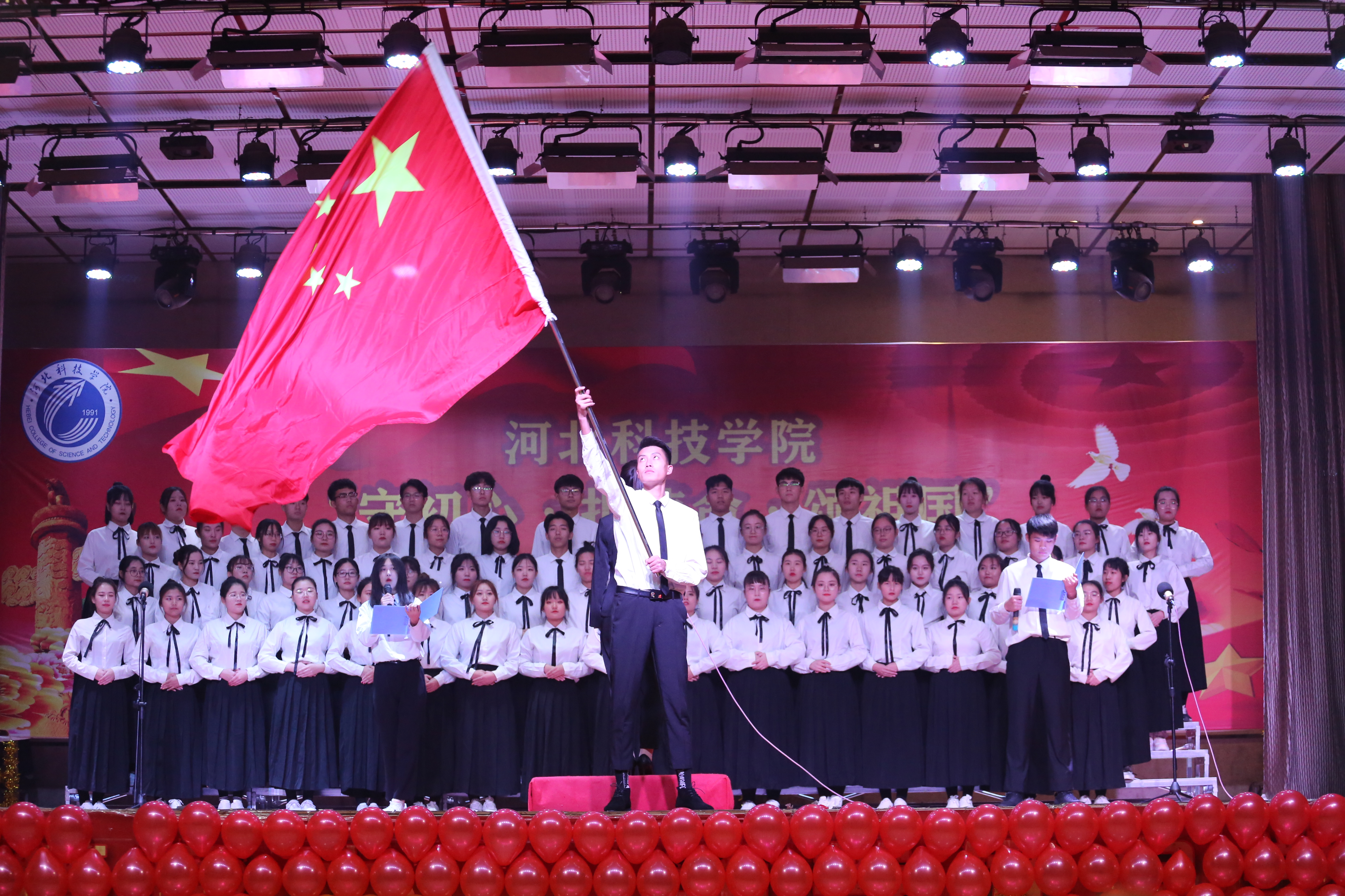 河北科技学院举办爱国歌曲合唱比赛纪念一二.九运动