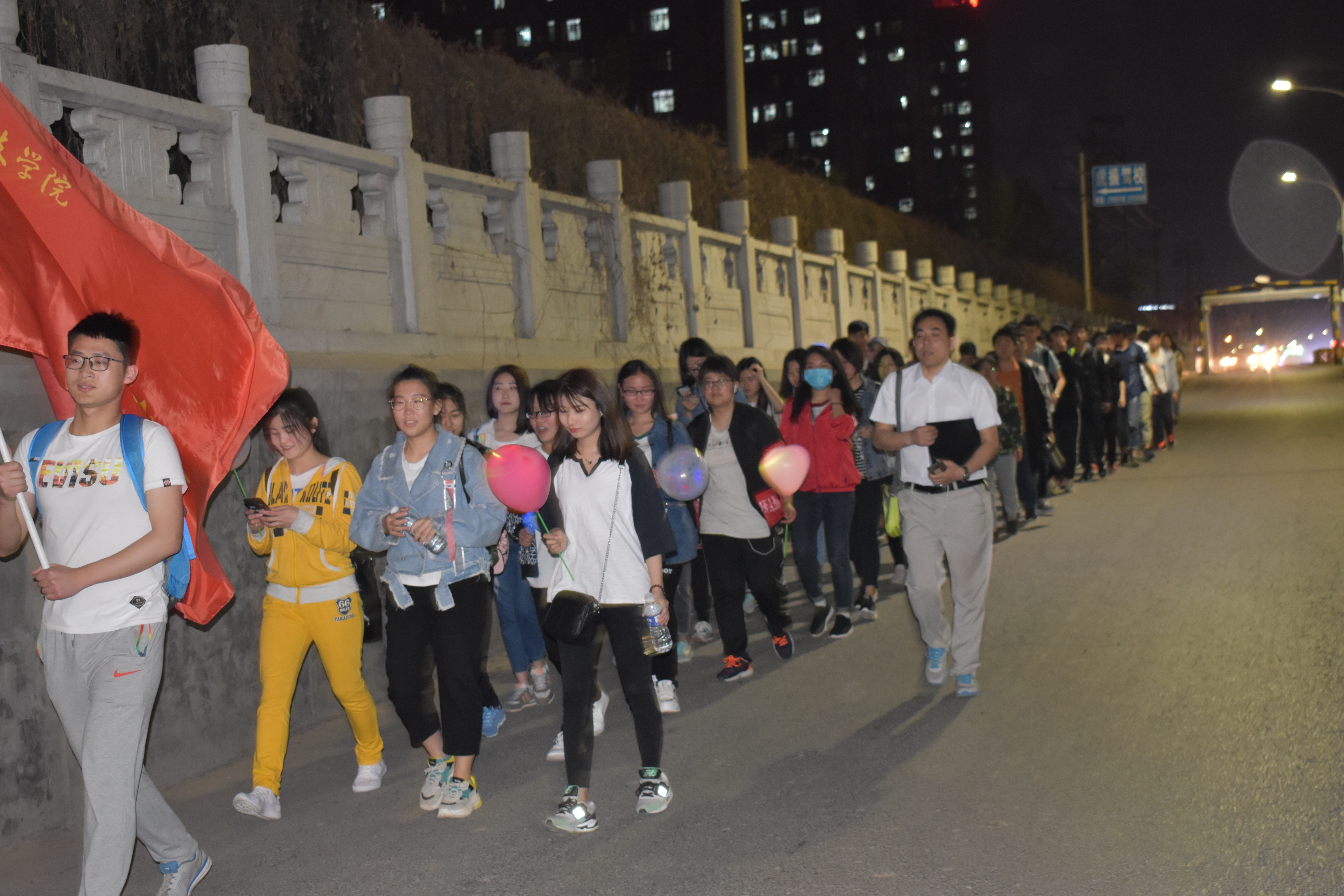 河北科技学院师生夜晚徒步到冉庄地道战遗址接受爱国主义教育