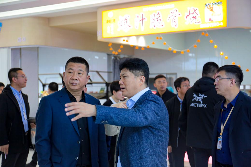 贺阳教育集团董事长周虎震到保定理工学院调研指导工作