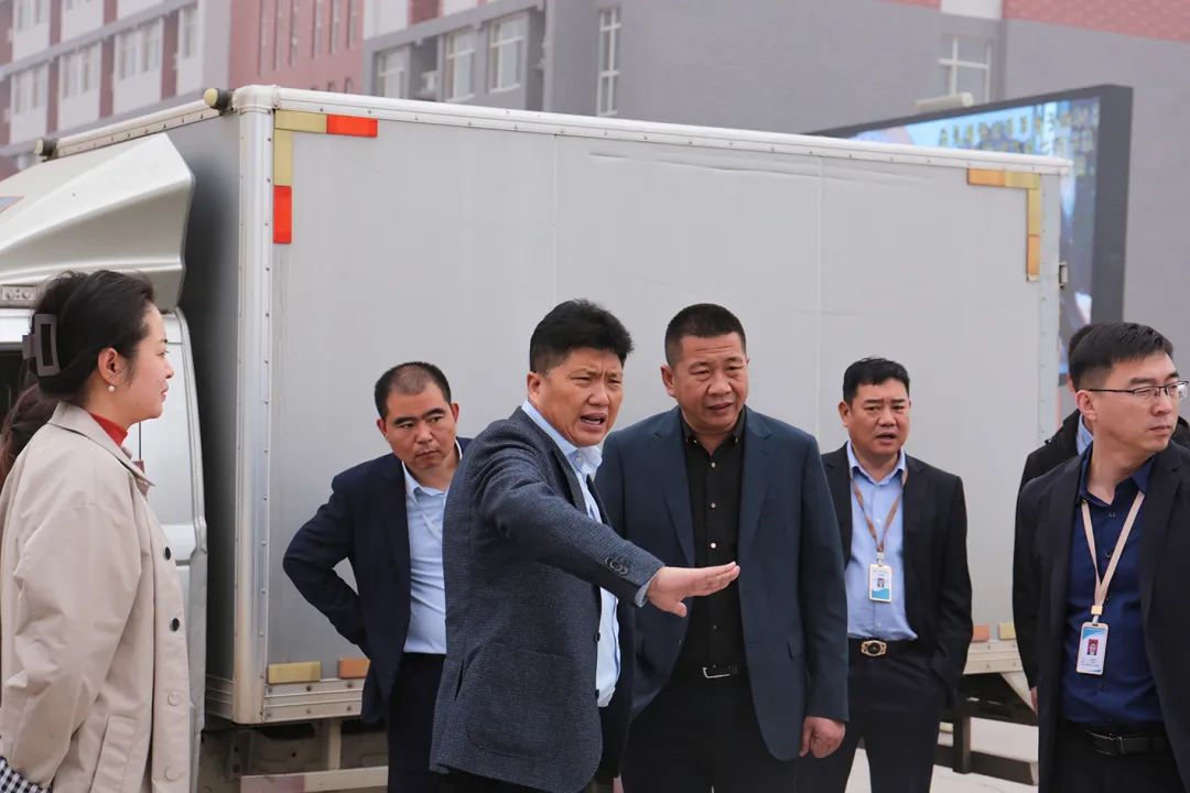 贺阳教育集团董事长周虎震到保定理工学院调研指导工作