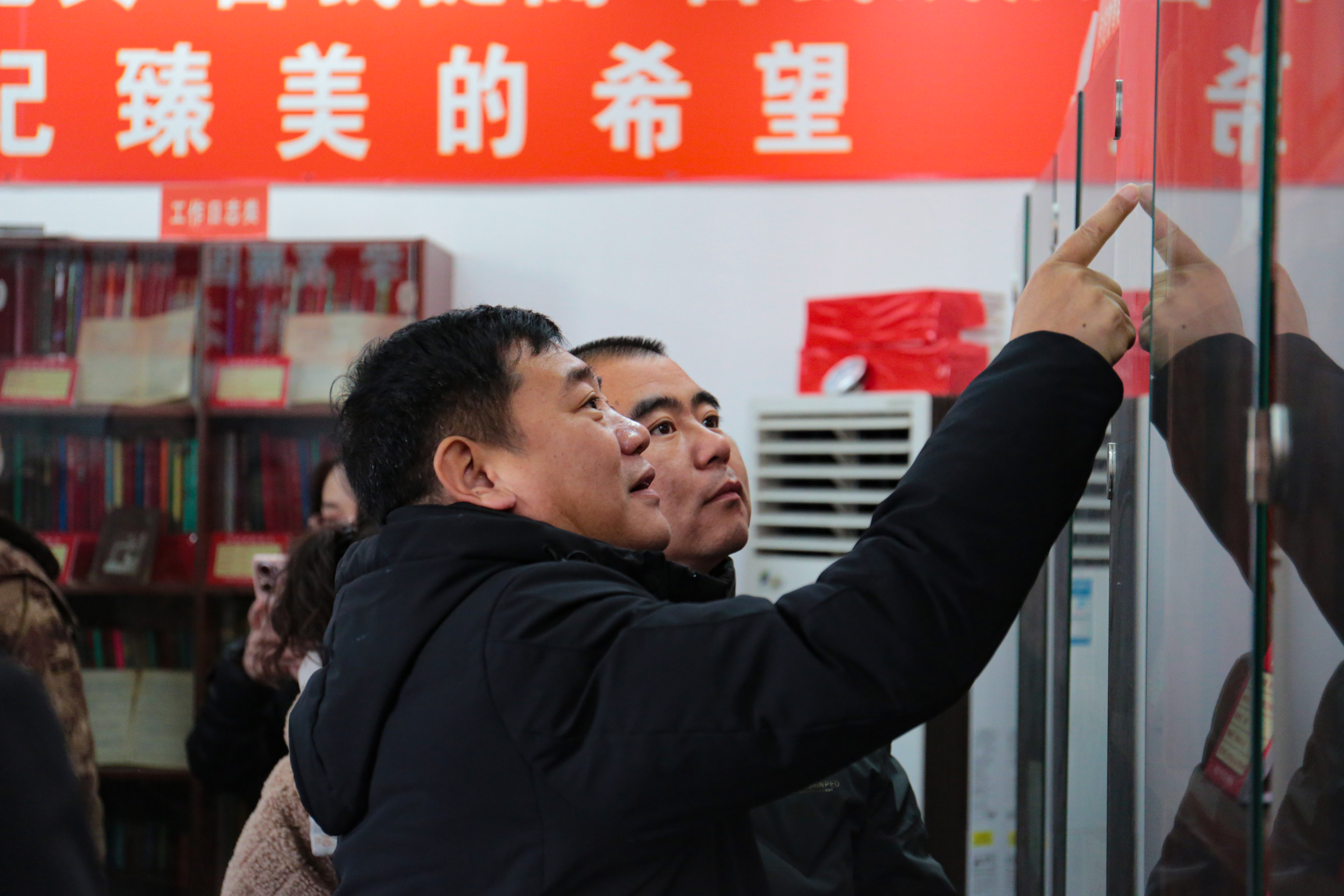 贺阳教育党委到保定中国共产党员日记博物馆开展主题党日活动