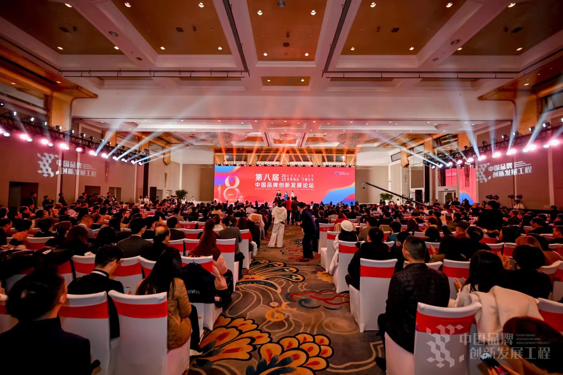 贺阳教育集团董事长周虎震荣获央视《2023中国行业影响力-民办教育行业-创新人物奖》