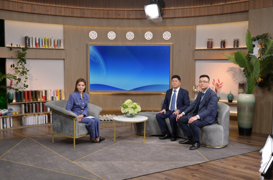 央视著名主持人朱迅采访贺阳教育集团董事长周虎震、执行董事长周政阳