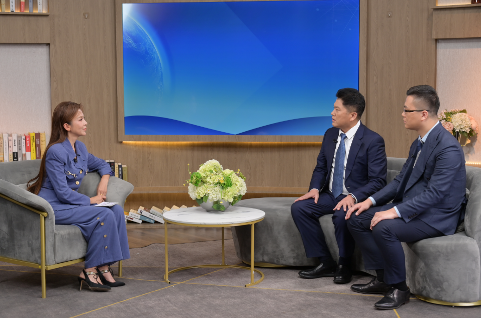 央视著名主持人朱迅采访贺阳教育集团董事长周虎震、执行董事长周政阳