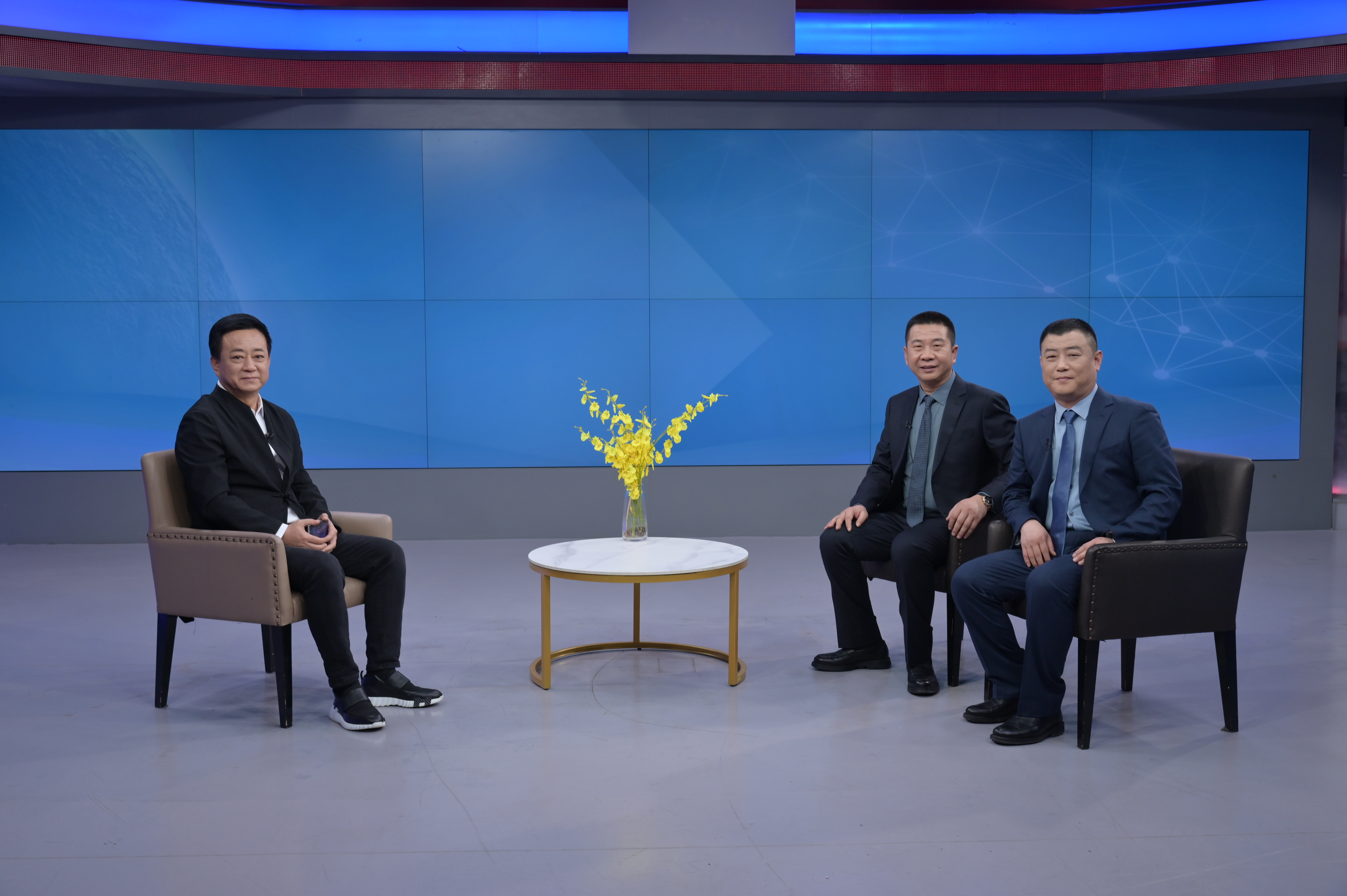 央视著名主持人朱军采访保定虎振技工学校的党委书记展文青、校长李书亮