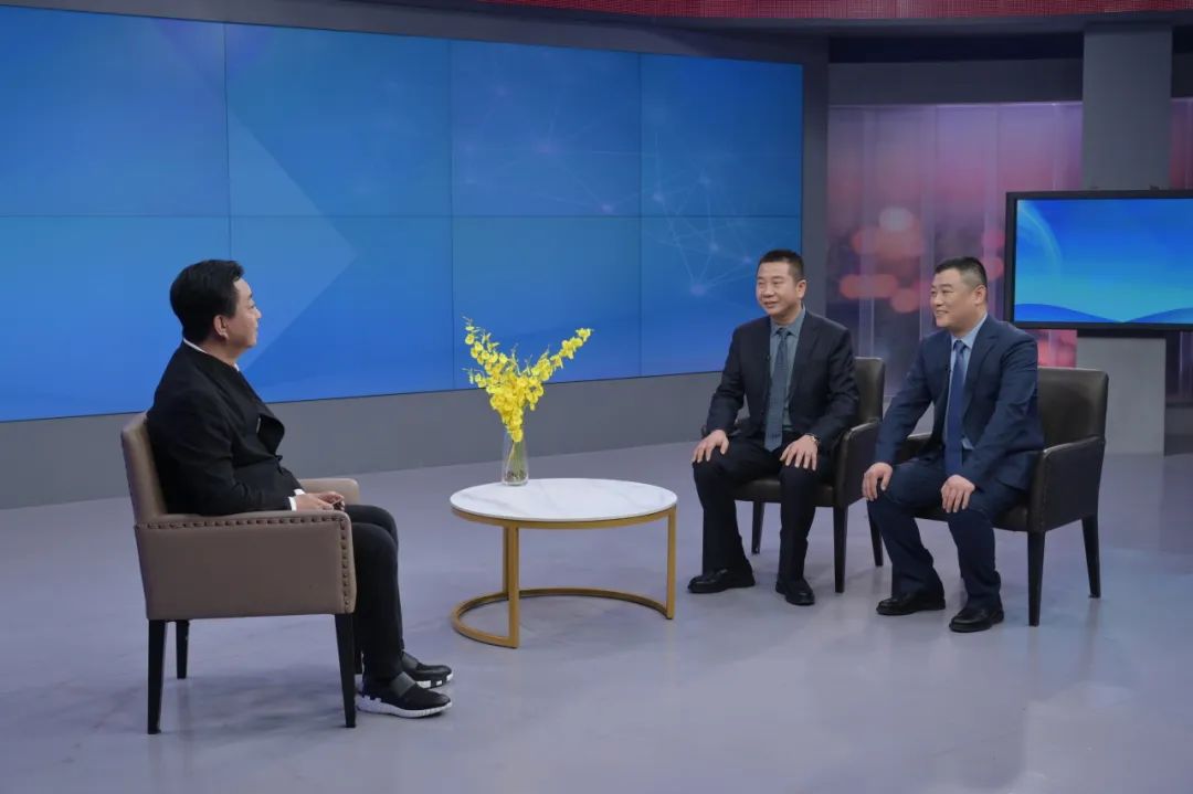 央视著名主持人朱军采访保定虎振技工学校的党委书记展文青、校长李书亮