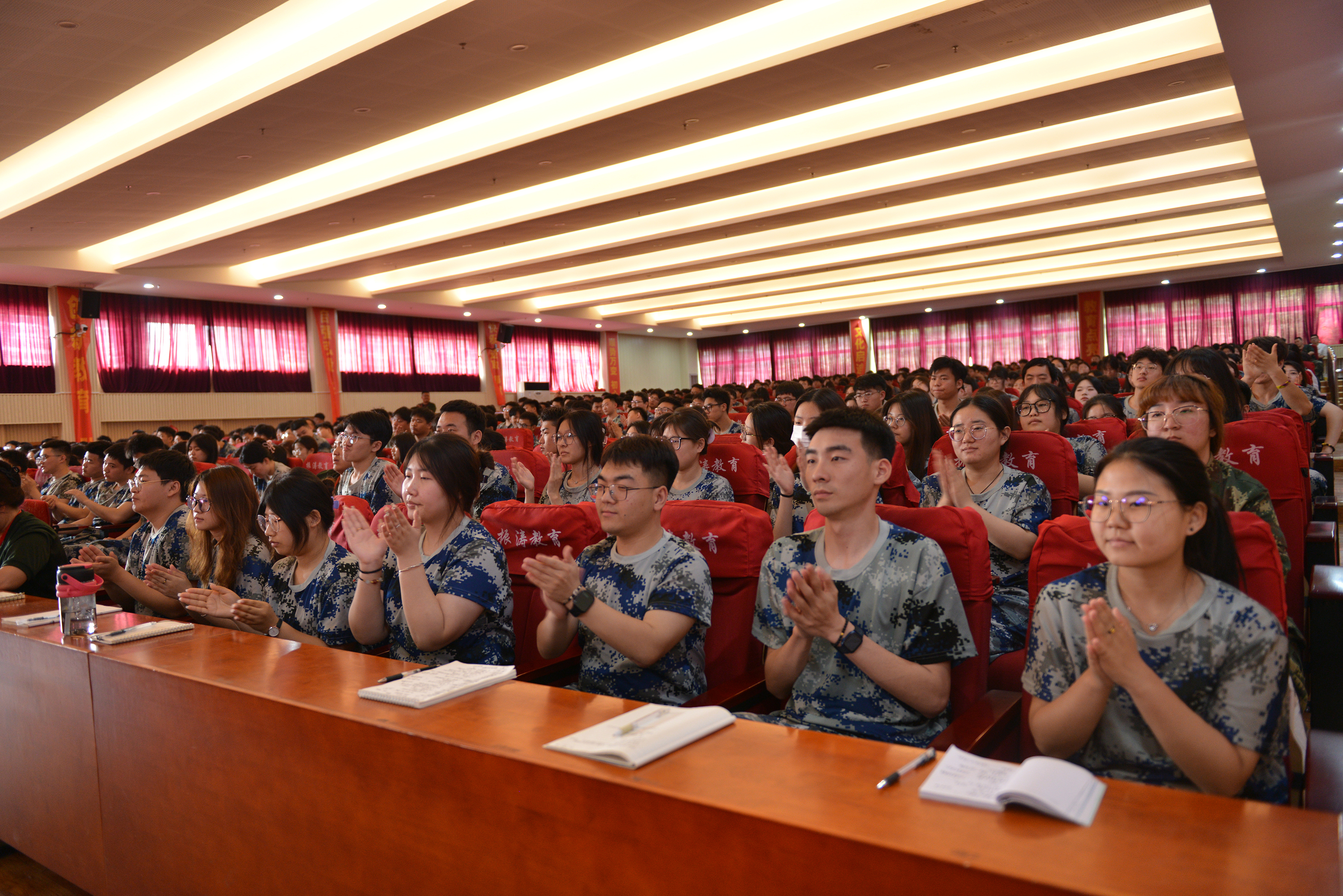 周虎震教授为保定理工学院、河北科技学院两高校毕业生作专题报告