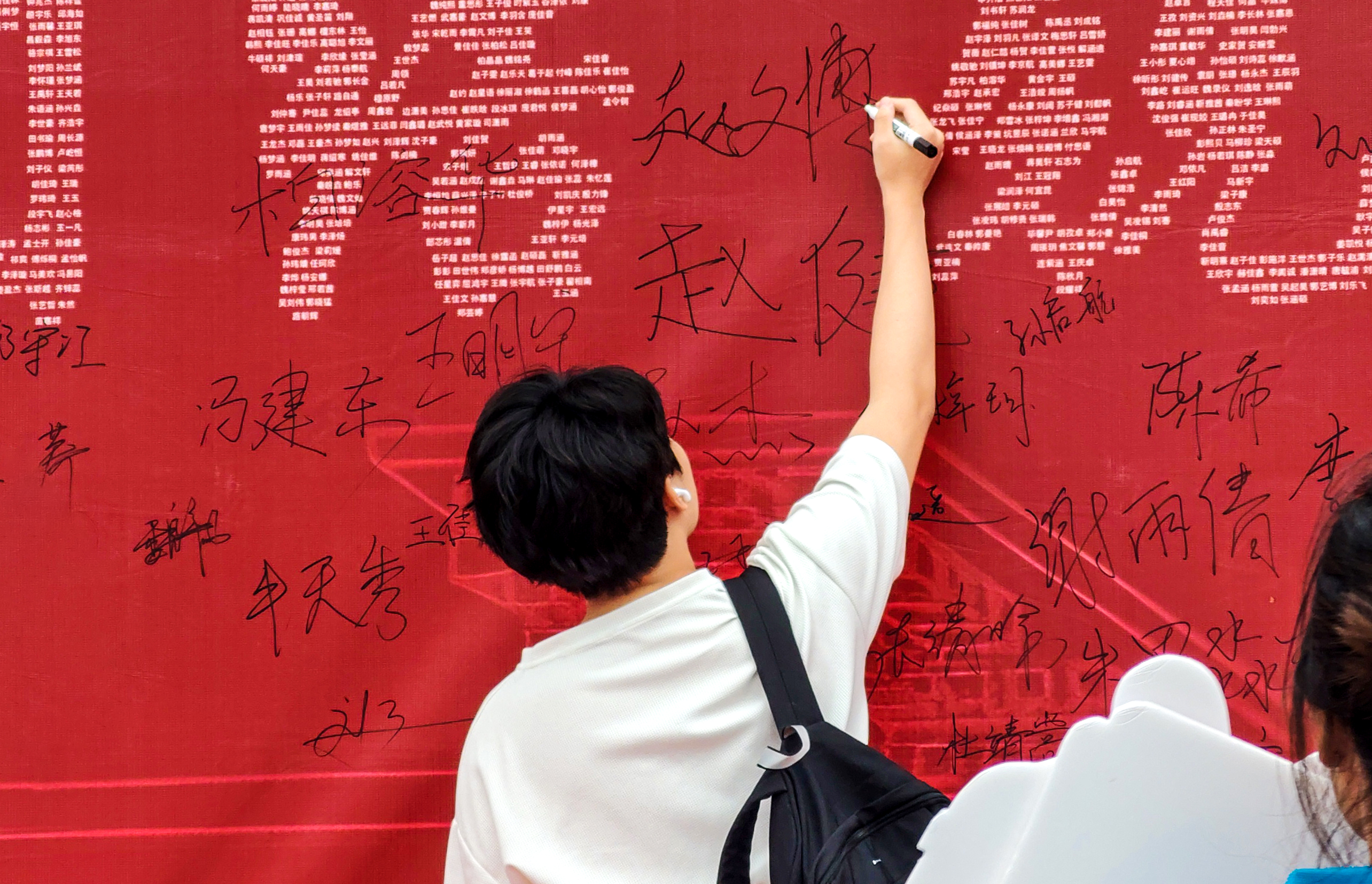 以“心”迎新｜多图直击保定理工学院2024级新生开学现场！