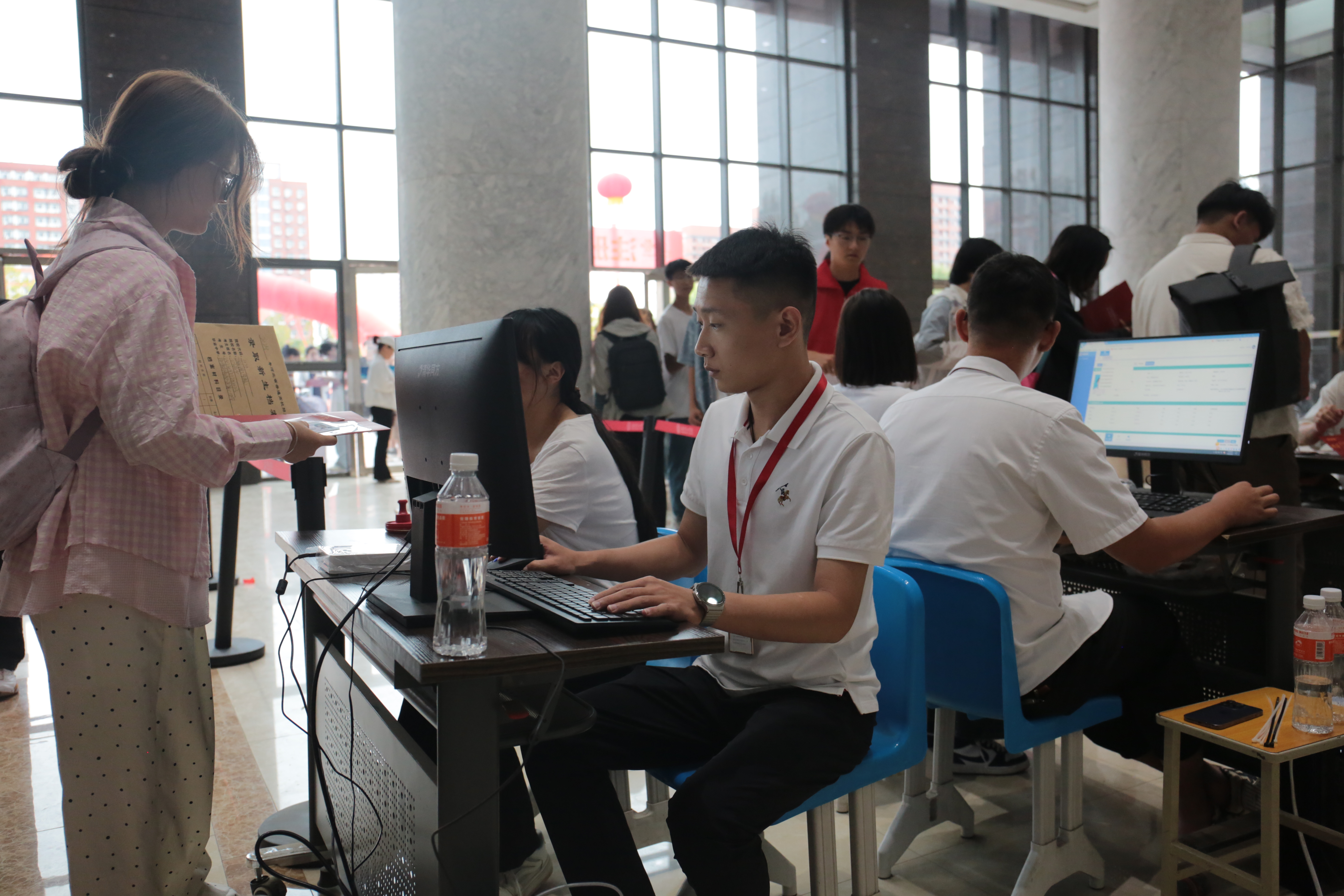 以“心”迎新｜多图直击保定理工学院2024级新生开学现场！