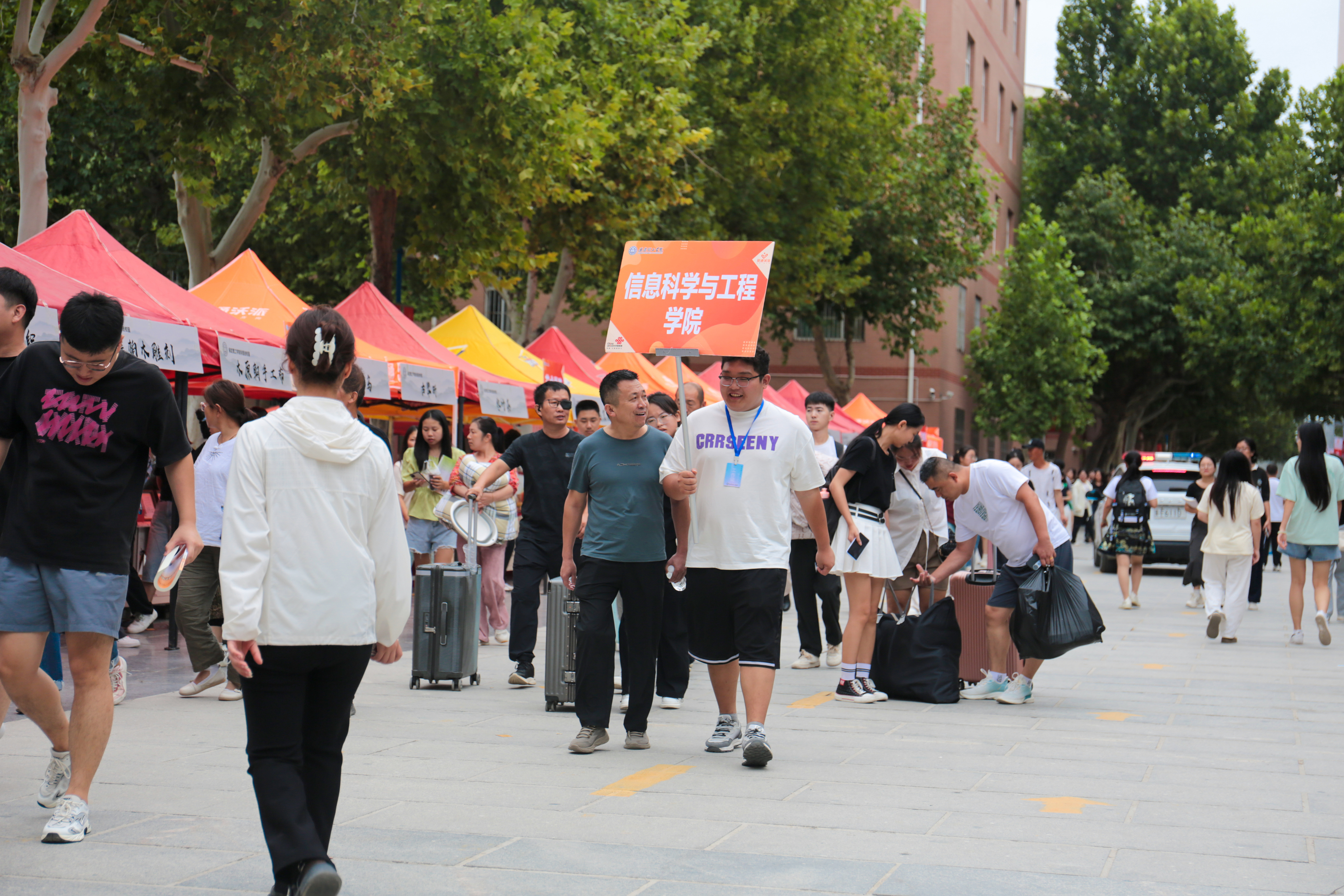 以“心”迎新｜多图直击保定理工学院2024级新生开学现场！