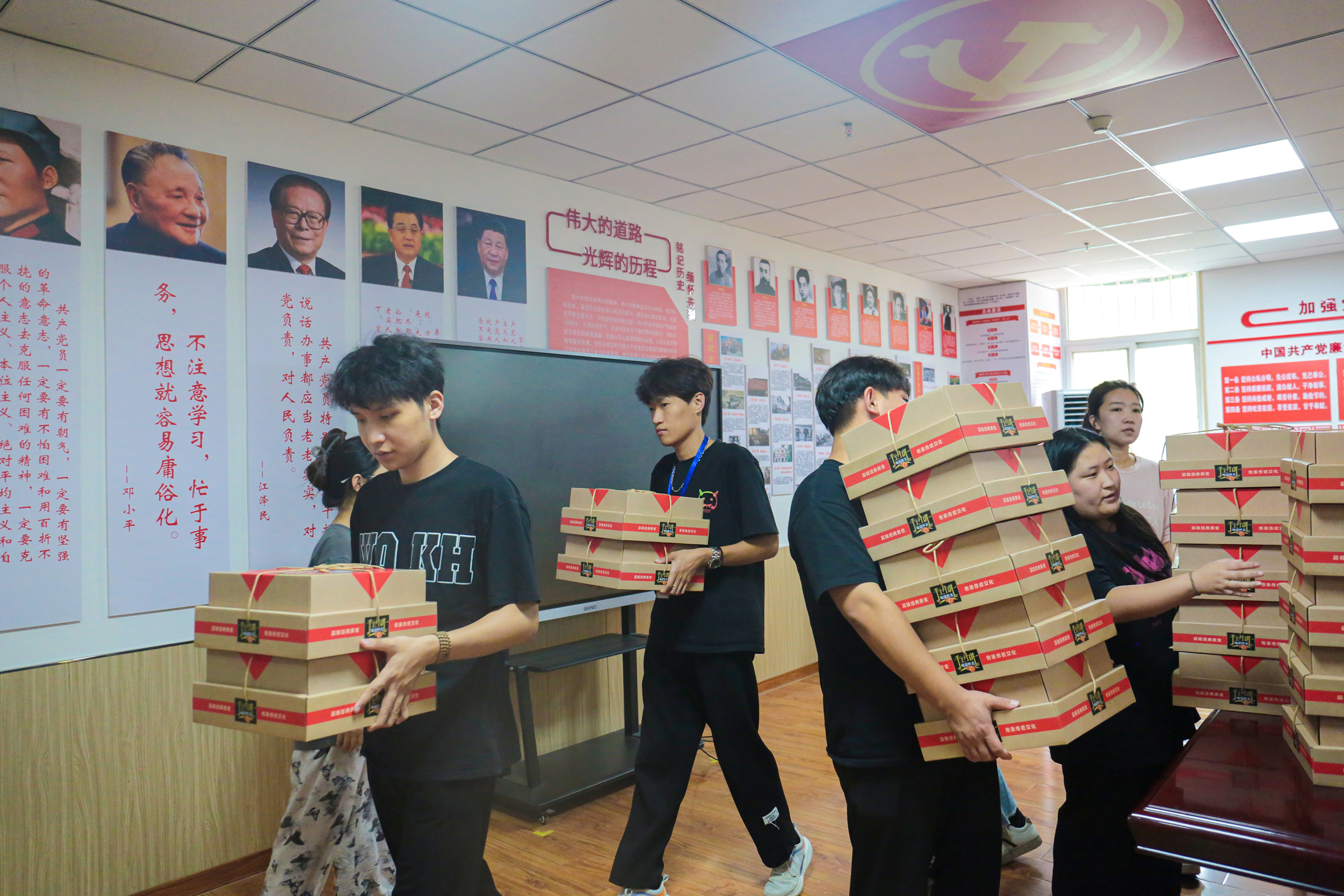 月满中秋 情暖人心｜贺阳教育集团为员工发放中秋福利
