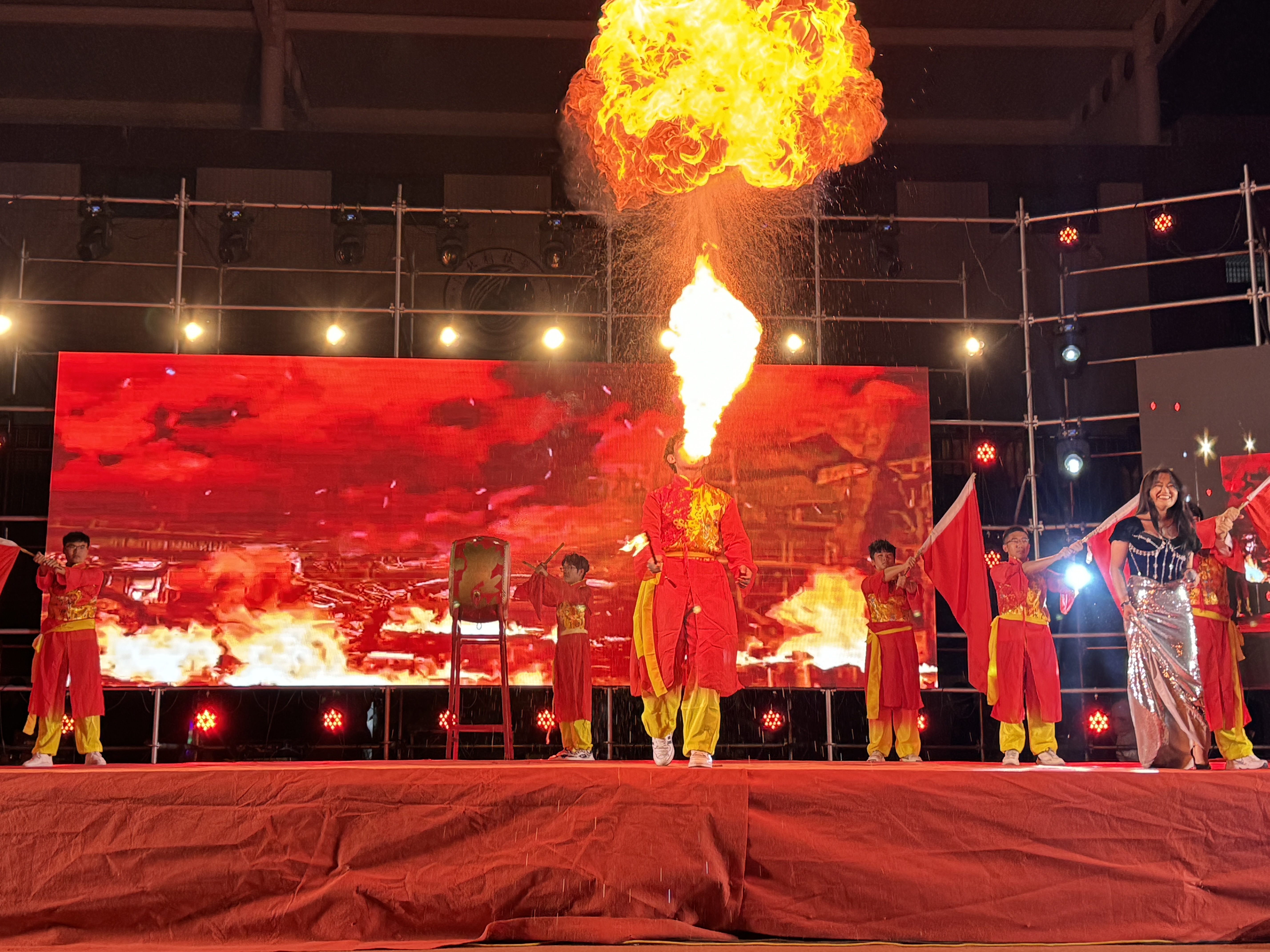 河北科技学院隆重举办庆祝新中国75周年华诞暨2024级迎新文艺晚会