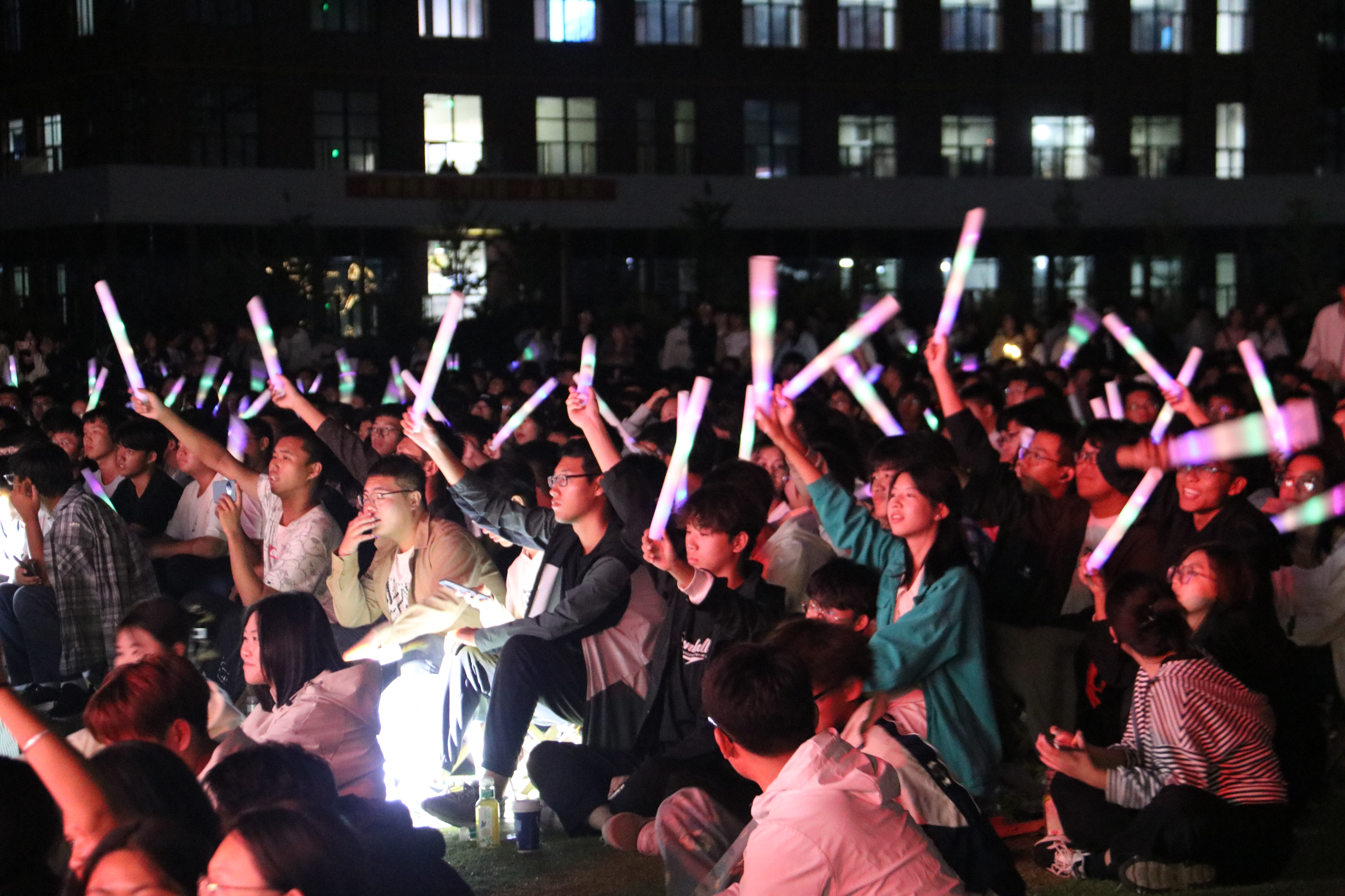 河北科技学院隆重举办庆祝新中国75周年华诞暨2024级迎新文艺晚会