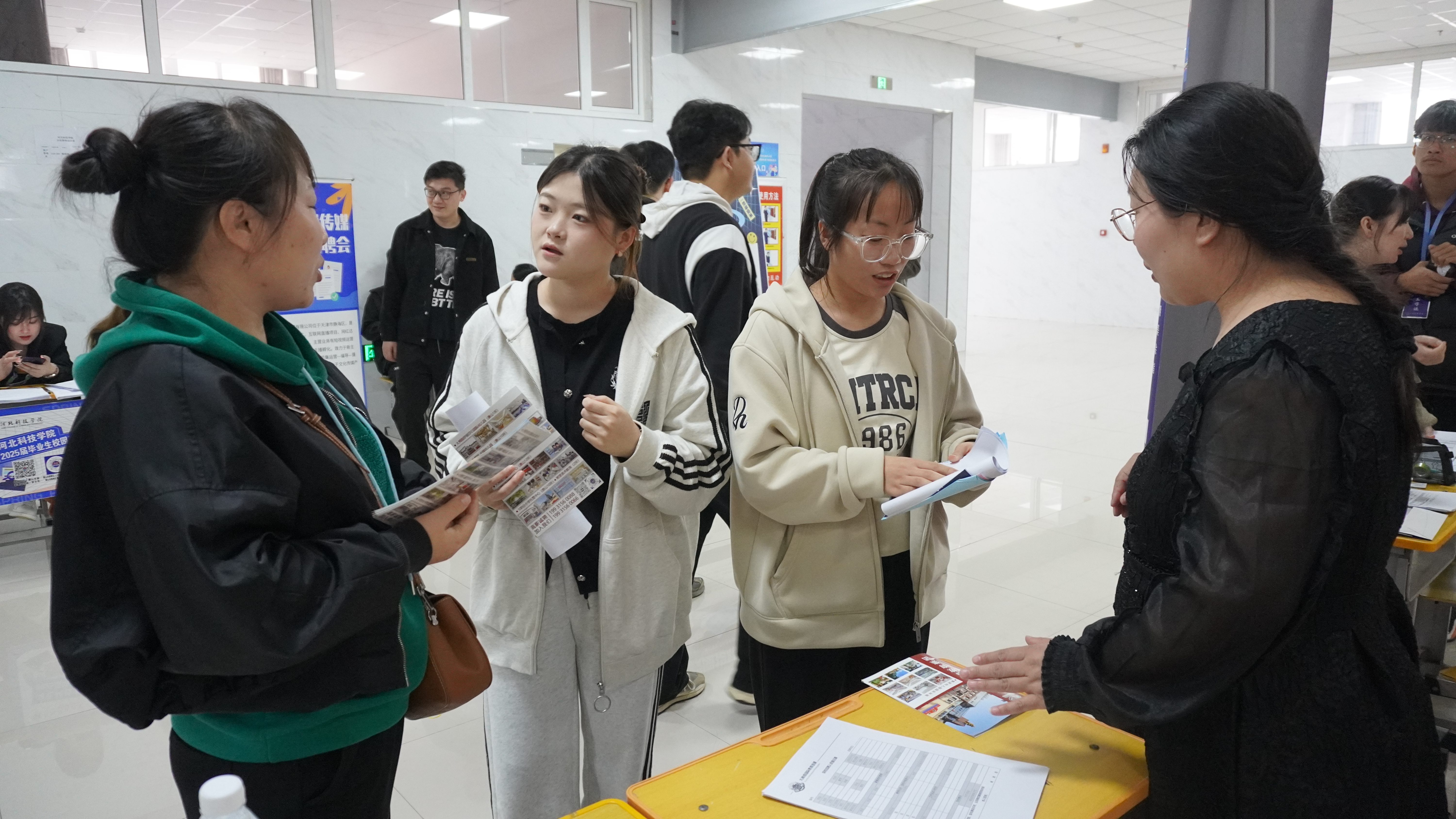 “就”在金秋 “职”面未来——河北科技学院举办2025届毕业生秋季校园双选会